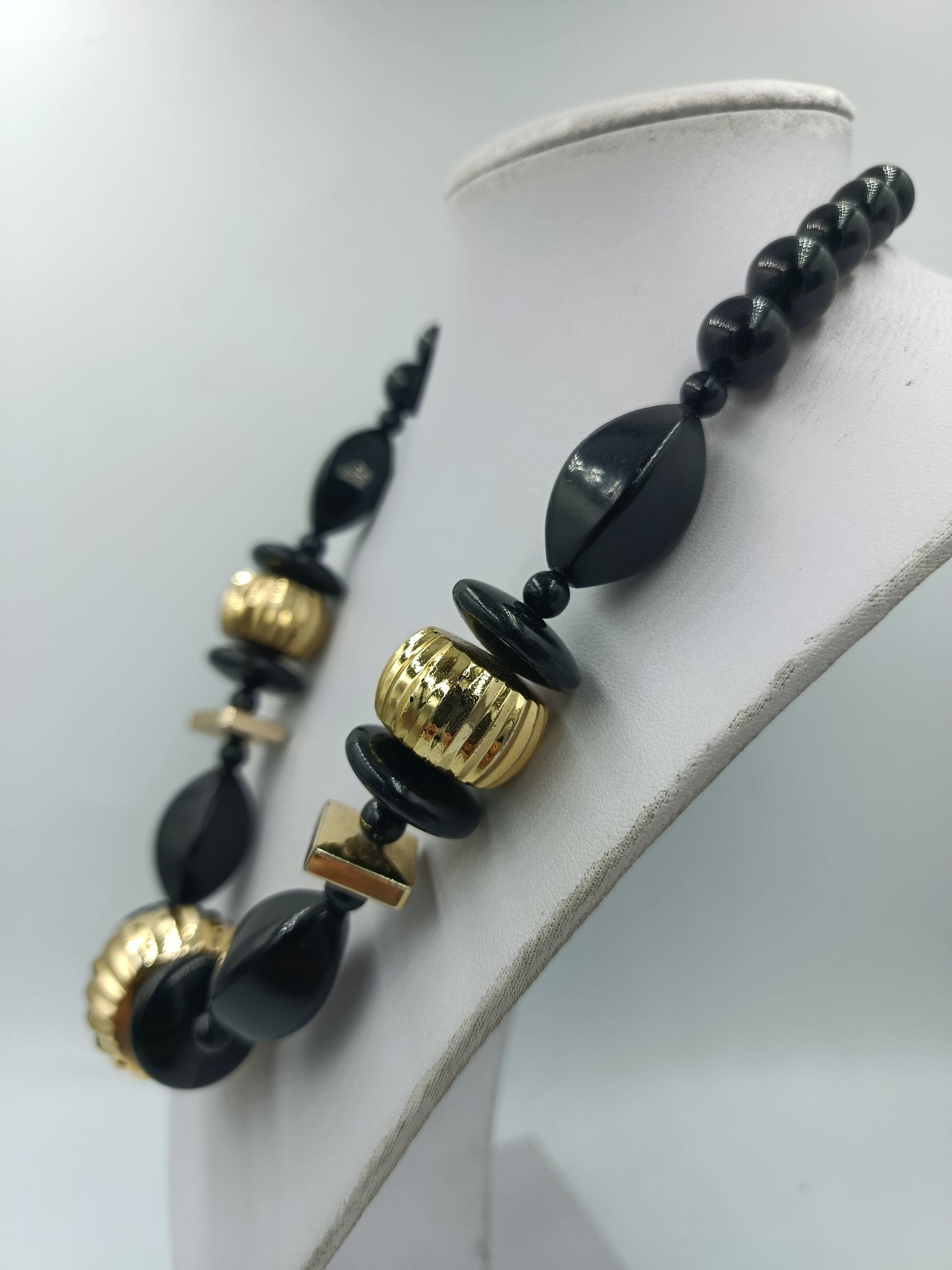 Statement Kette Schwarz Gold große Perlen  Design Elemente