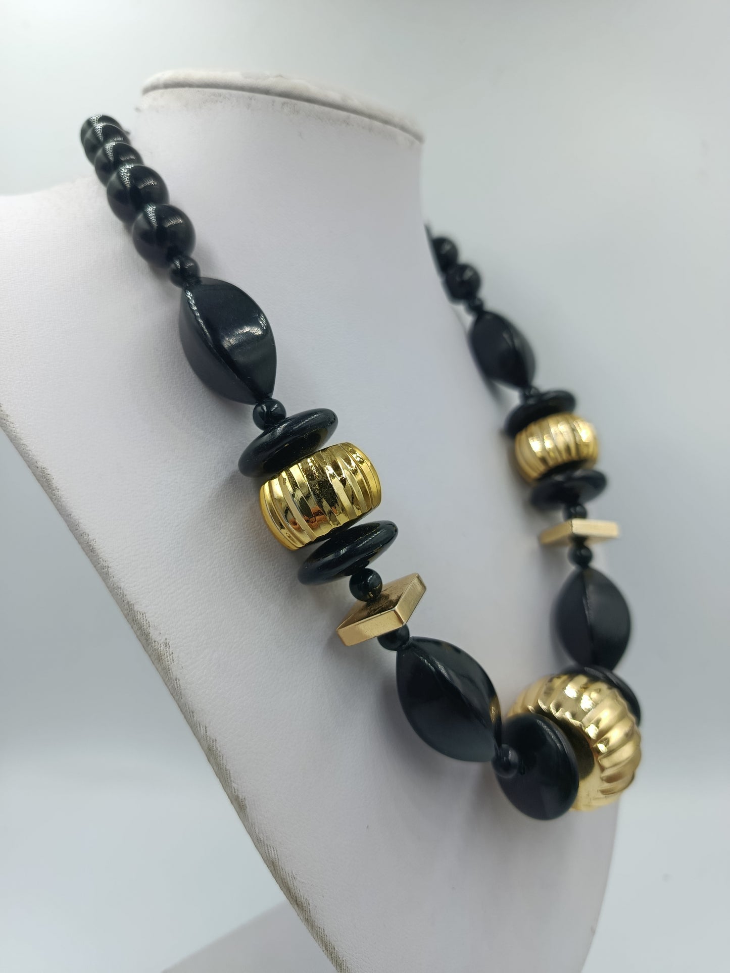 Statement Kette Schwarz Gold große Perlen  Design Elemente