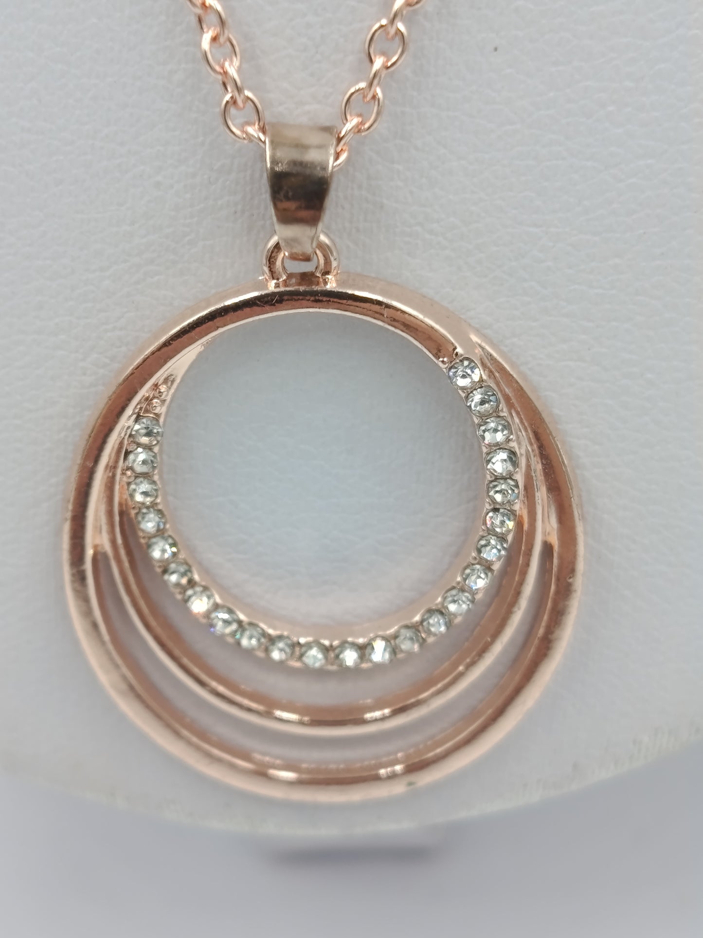 Roségold farbende Kette mit Kreis Anhänger Strass filigraner Schmuck