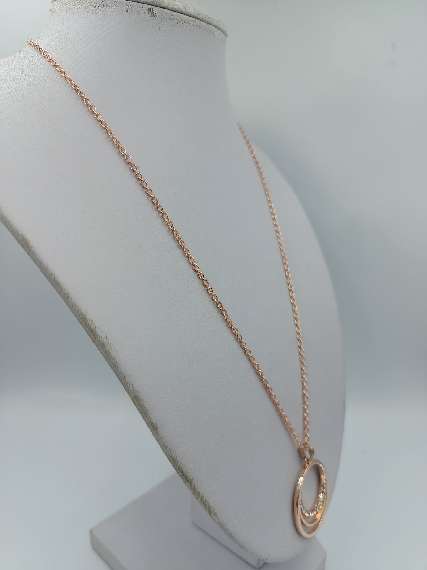 Roségold farbende Kette mit Kreis Anhänger Strass filigraner Schmuck
