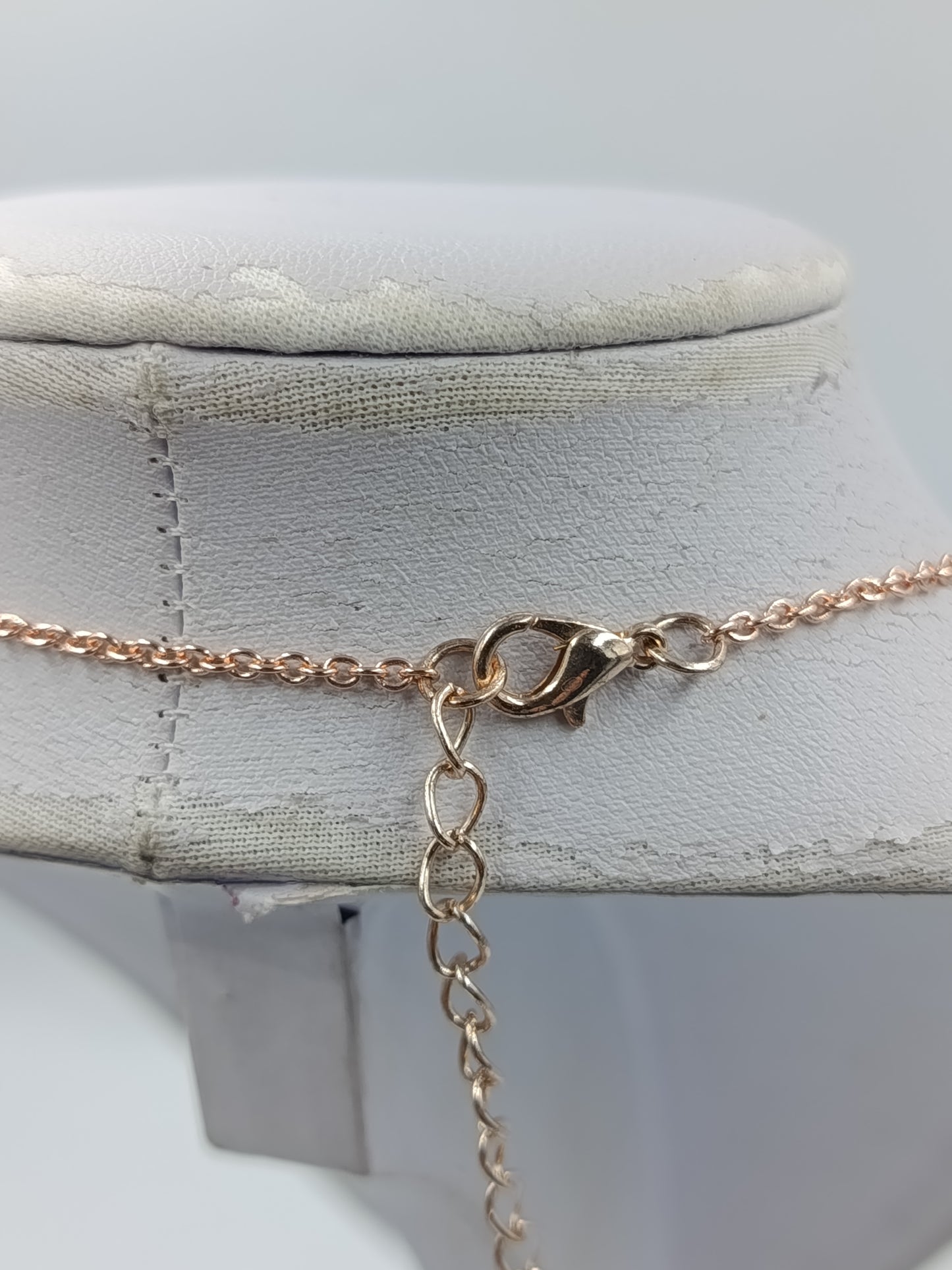 Roségold farbende Kette mit Kreis Anhänger Strass filigraner Schmuck