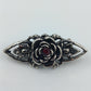 Silberfarbene Vintage Brosche mit Rosenmotiv und rotem Stein