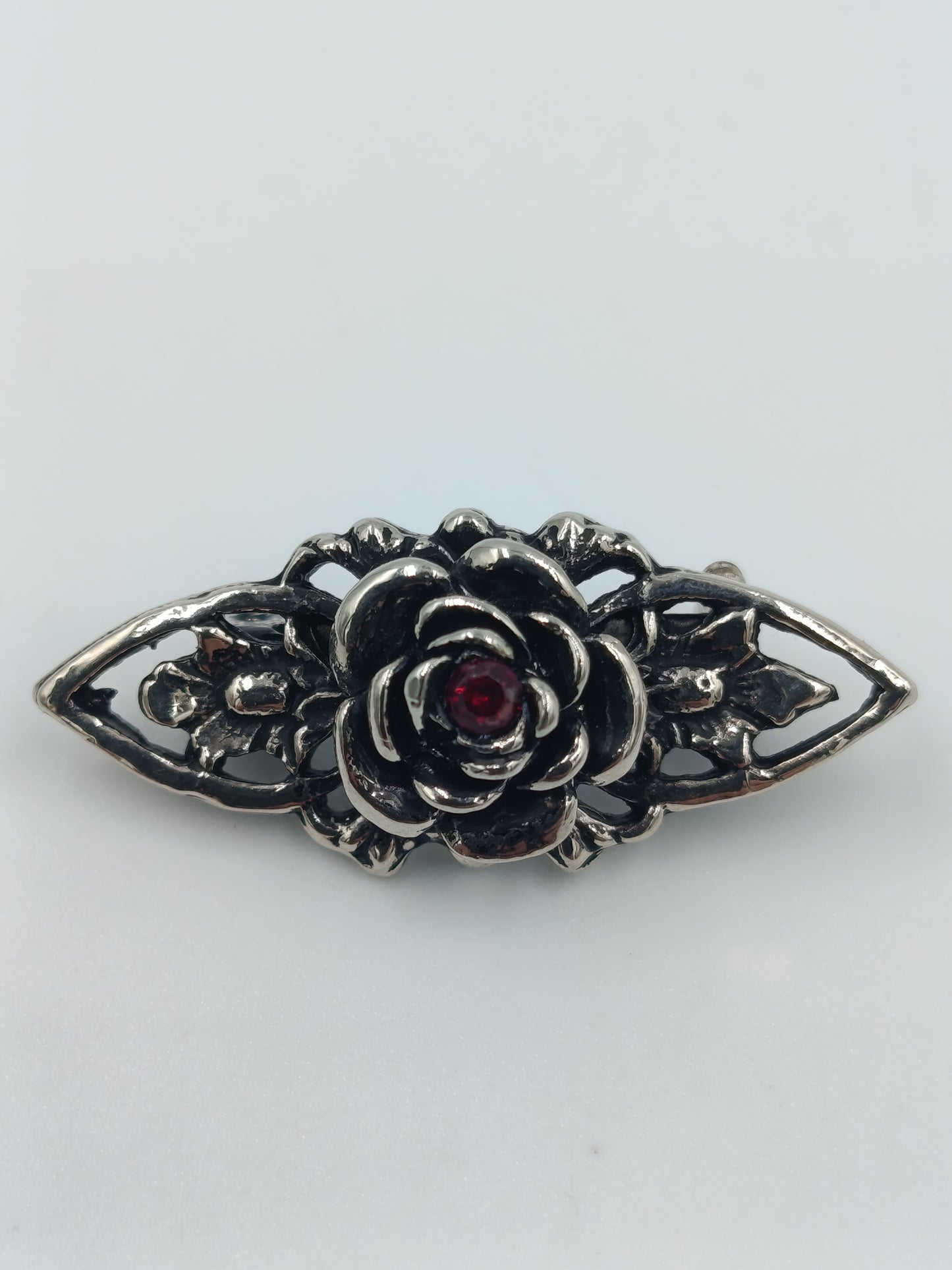 Silberfarbene Vintage Brosche mit Rosenmotiv und rotem Stein