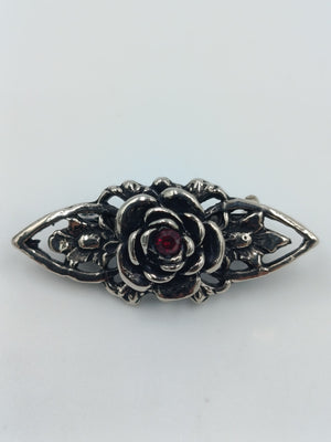 Silberfarbene Vintage Brosche mit Rosenmotiv und rotem Stein