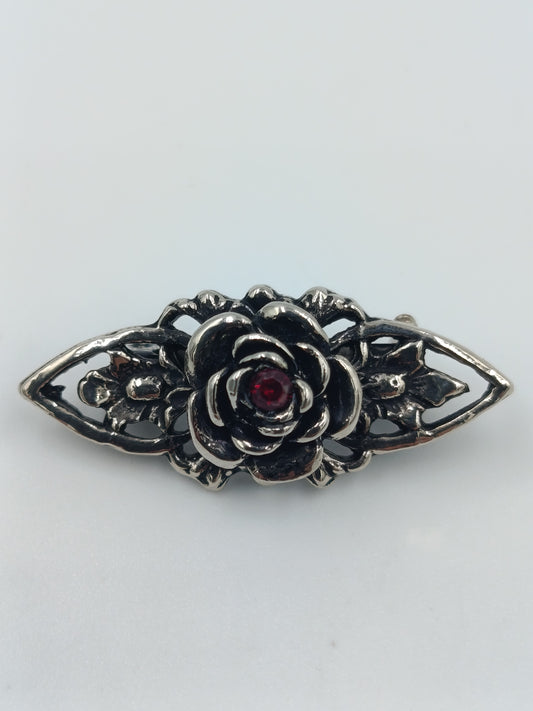 Silberfarbene Vintage Brosche mit Rosenmotiv und rotem Stein