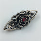 Silberfarbene Vintage Brosche mit Rosenmotiv und rotem Stein