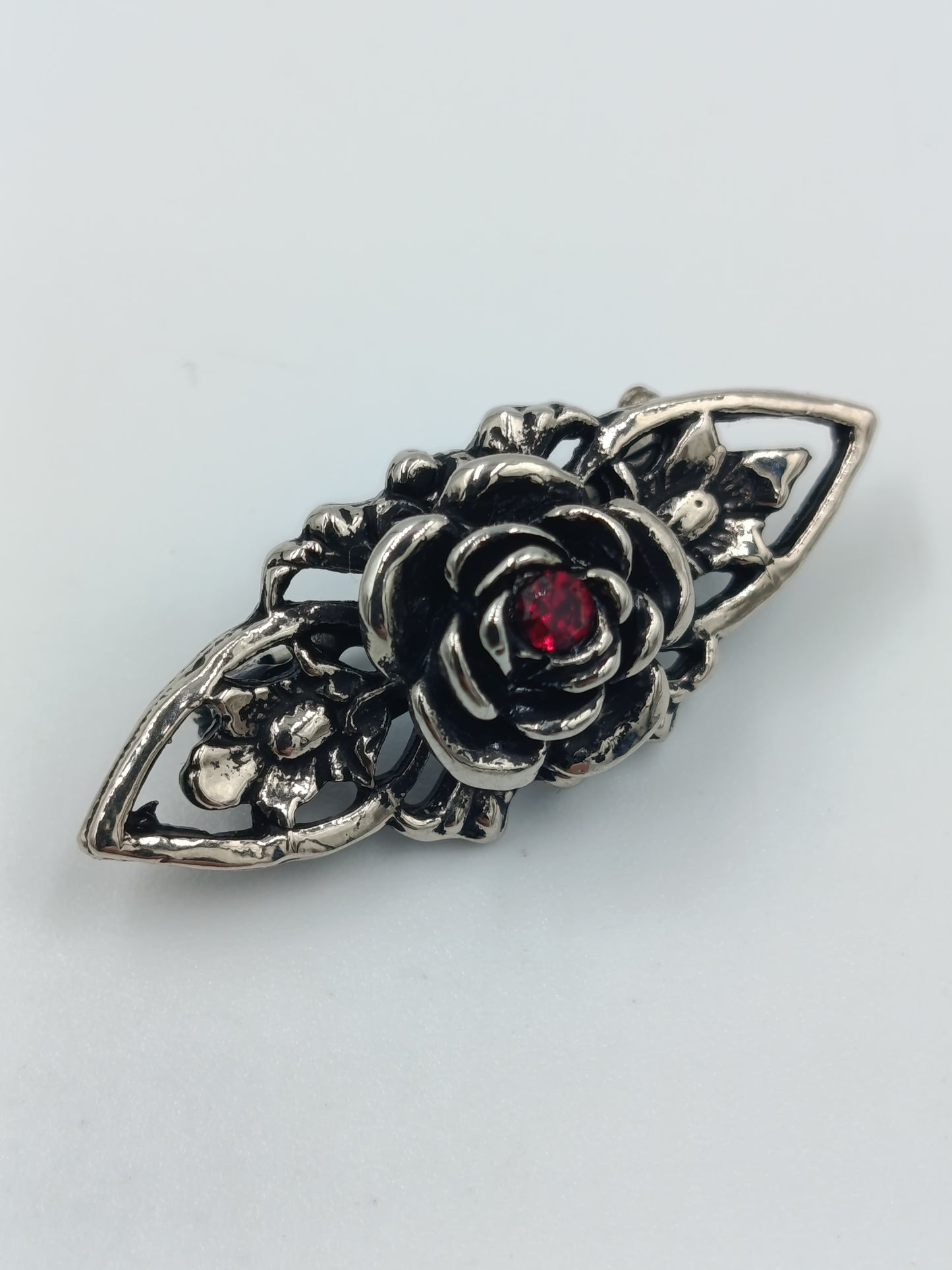 Silberfarbene Vintage Brosche mit Rosenmotiv und rotem Stein