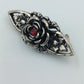 Silberfarbene Vintage Brosche mit Rosenmotiv und rotem Stein