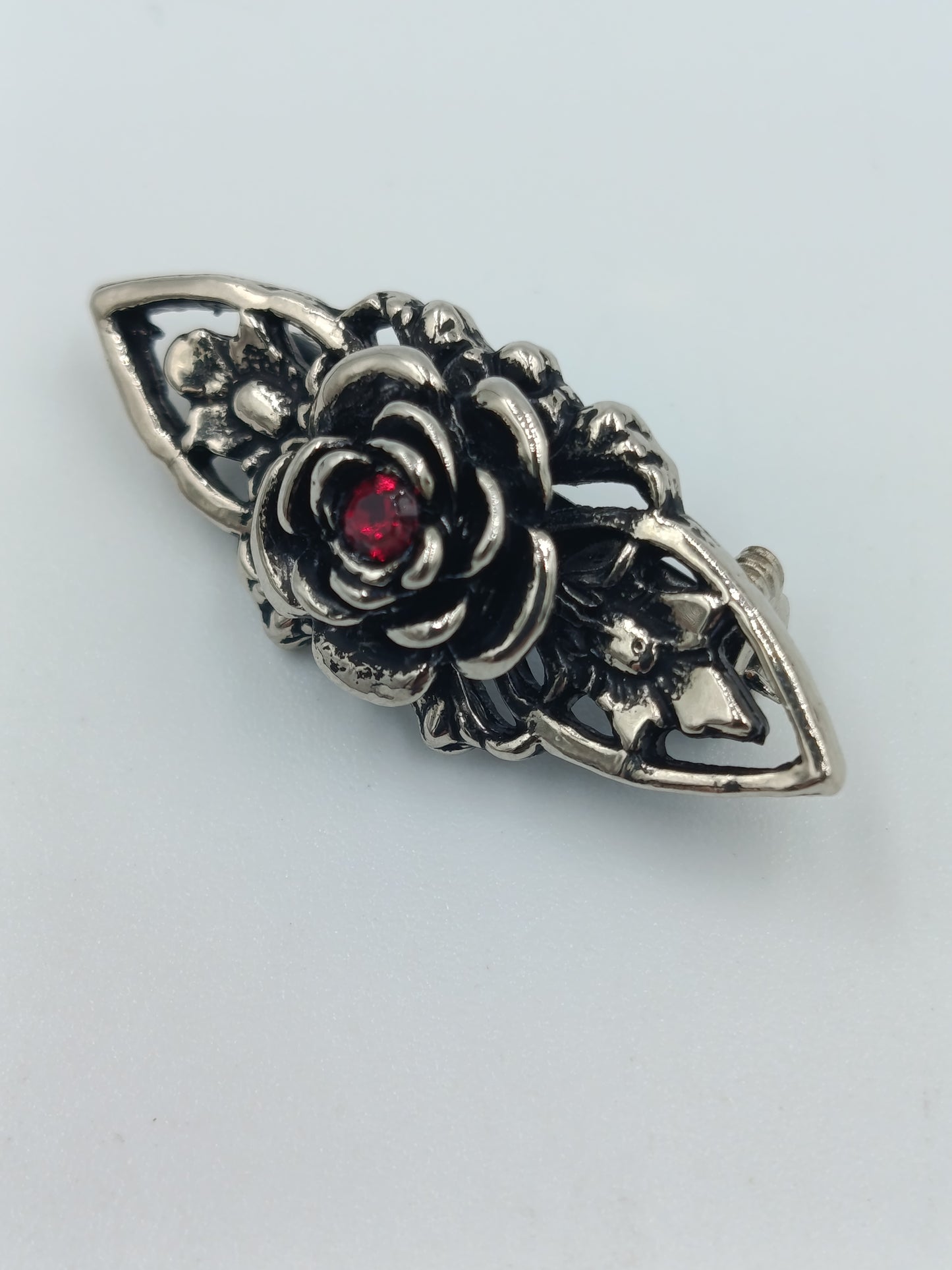 Silberfarbene Vintage Brosche mit Rosenmotiv und rotem Stein