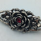 Silberfarbene Vintage Brosche mit Rosenmotiv und rotem Stein