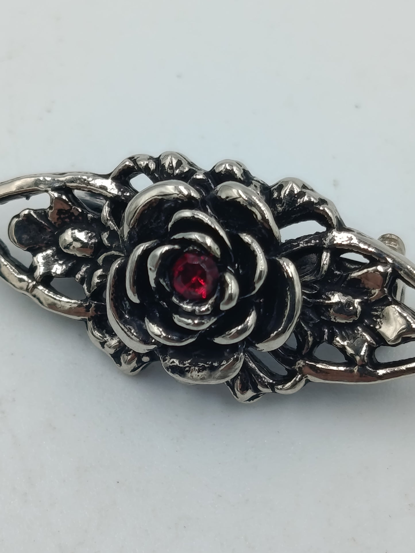 Silberfarbene Vintage Brosche mit Rosenmotiv und rotem Stein