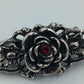 Silberfarbene Vintage Brosche mit Rosenmotiv und rotem Stein