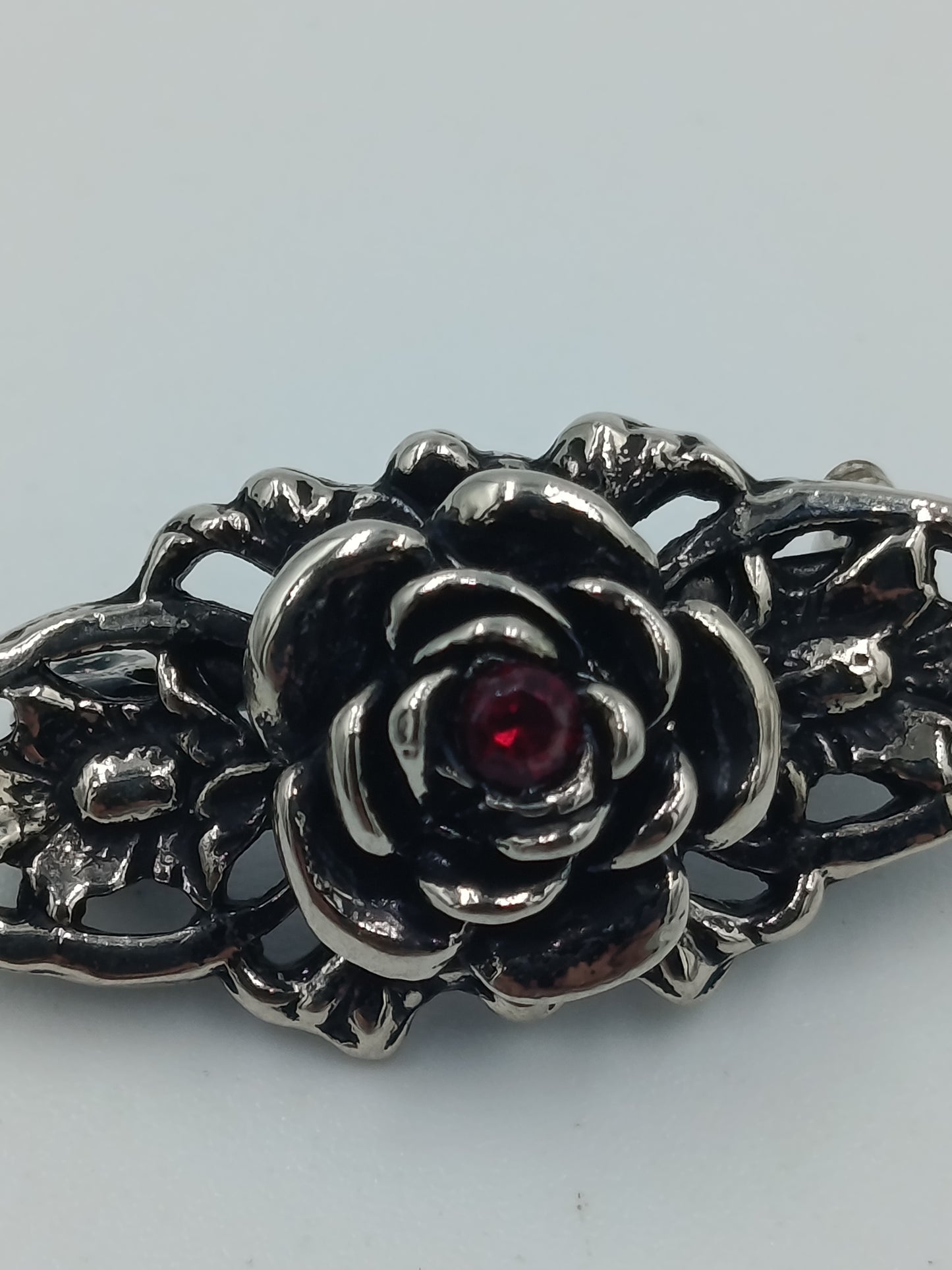 Silberfarbene Vintage Brosche mit Rosenmotiv und rotem Stein
