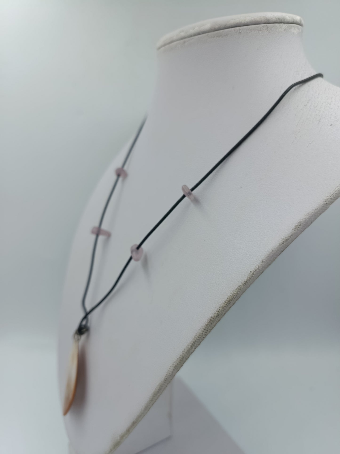 Halskette mit Muschel Anhänger Perlen  Naturdesign mit Lederband