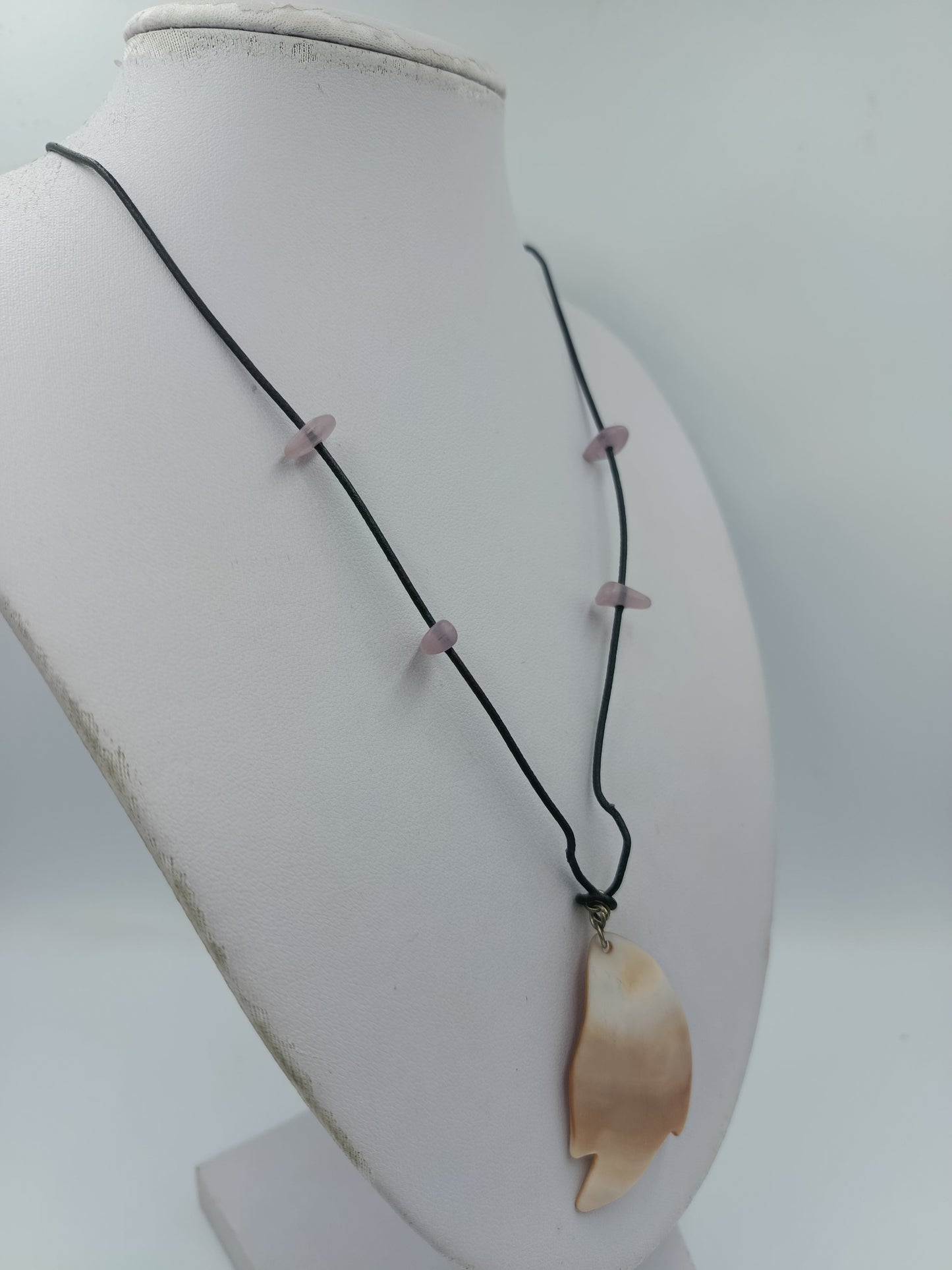 Halskette mit Muschel Anhänger Perlen  Naturdesign mit Lederband