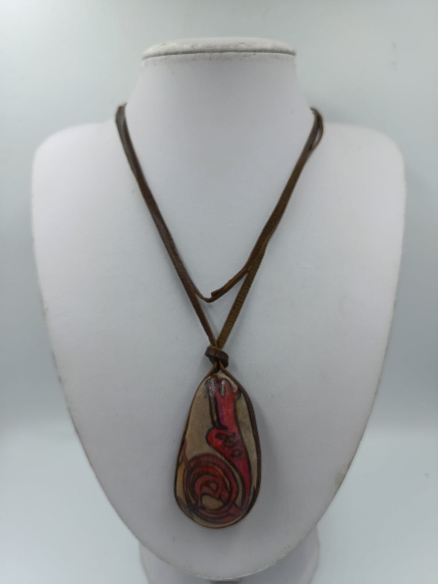 Boho Lederkette mit handbemaltem Anhänger  Unikat im Ethno-Stil