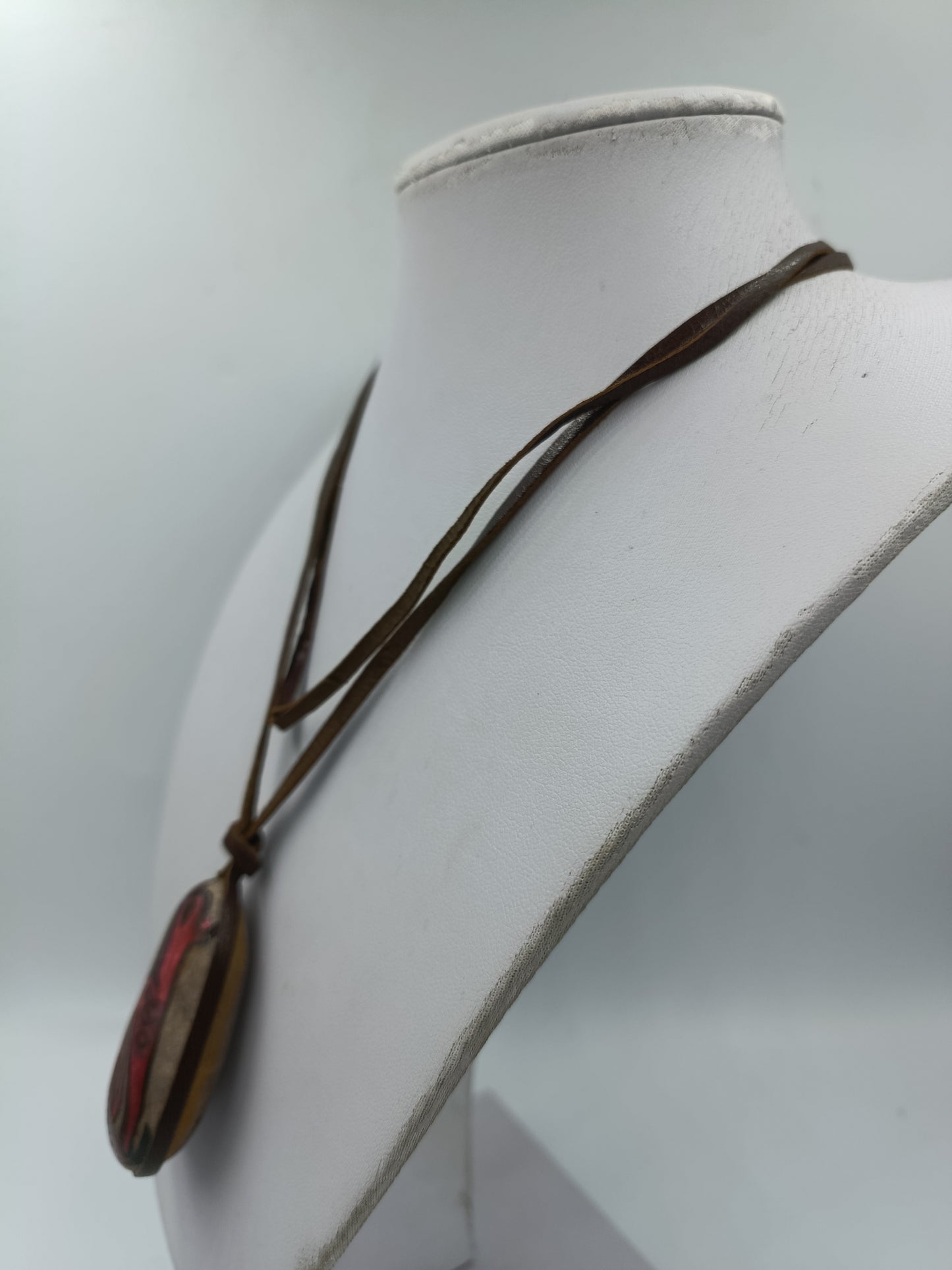 Boho Lederkette mit handbemaltem Anhänger  Unikat im Ethno-Stil