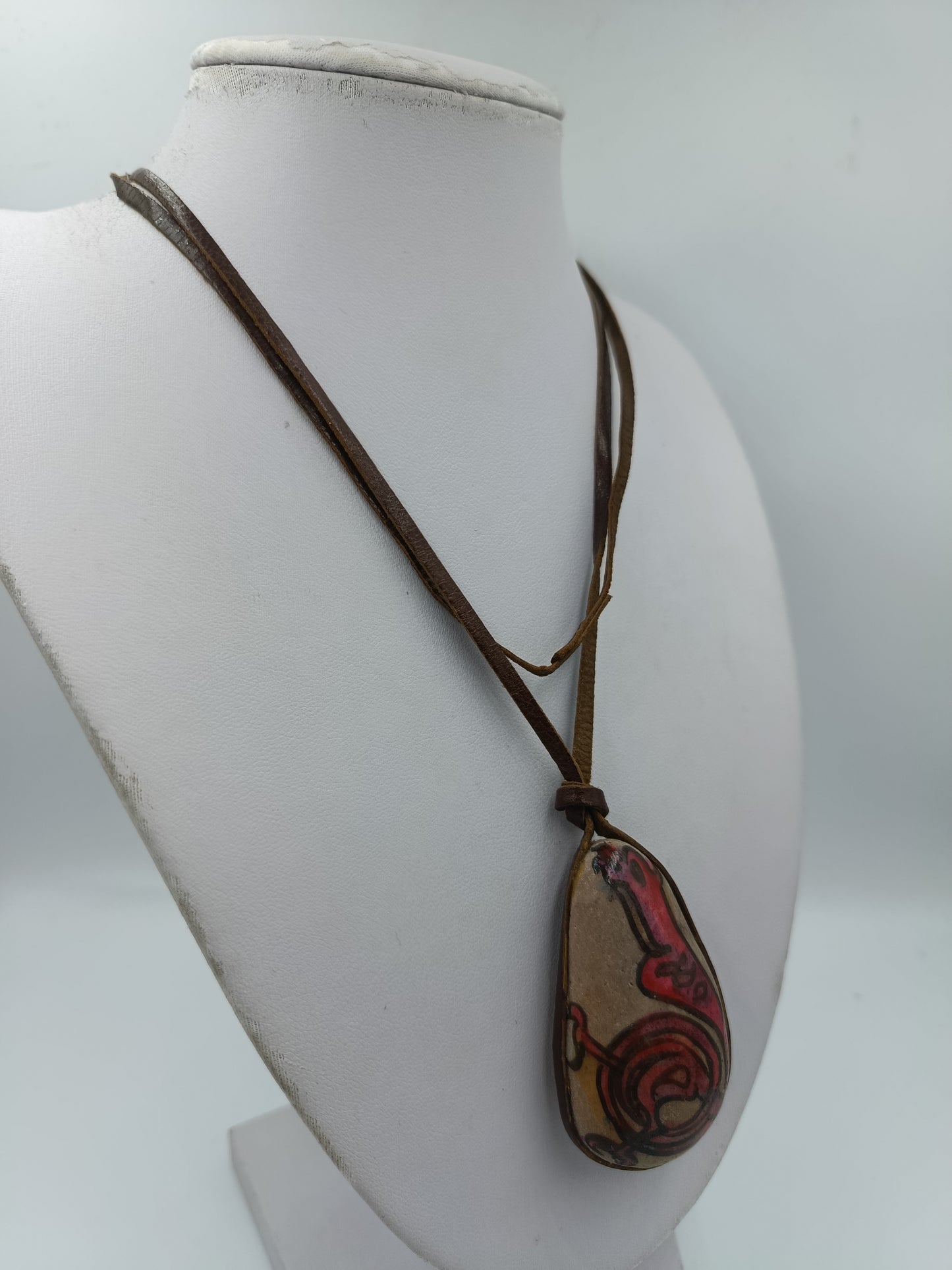 Boho Lederkette mit handbemaltem Anhänger  Unikat im Ethno-Stil