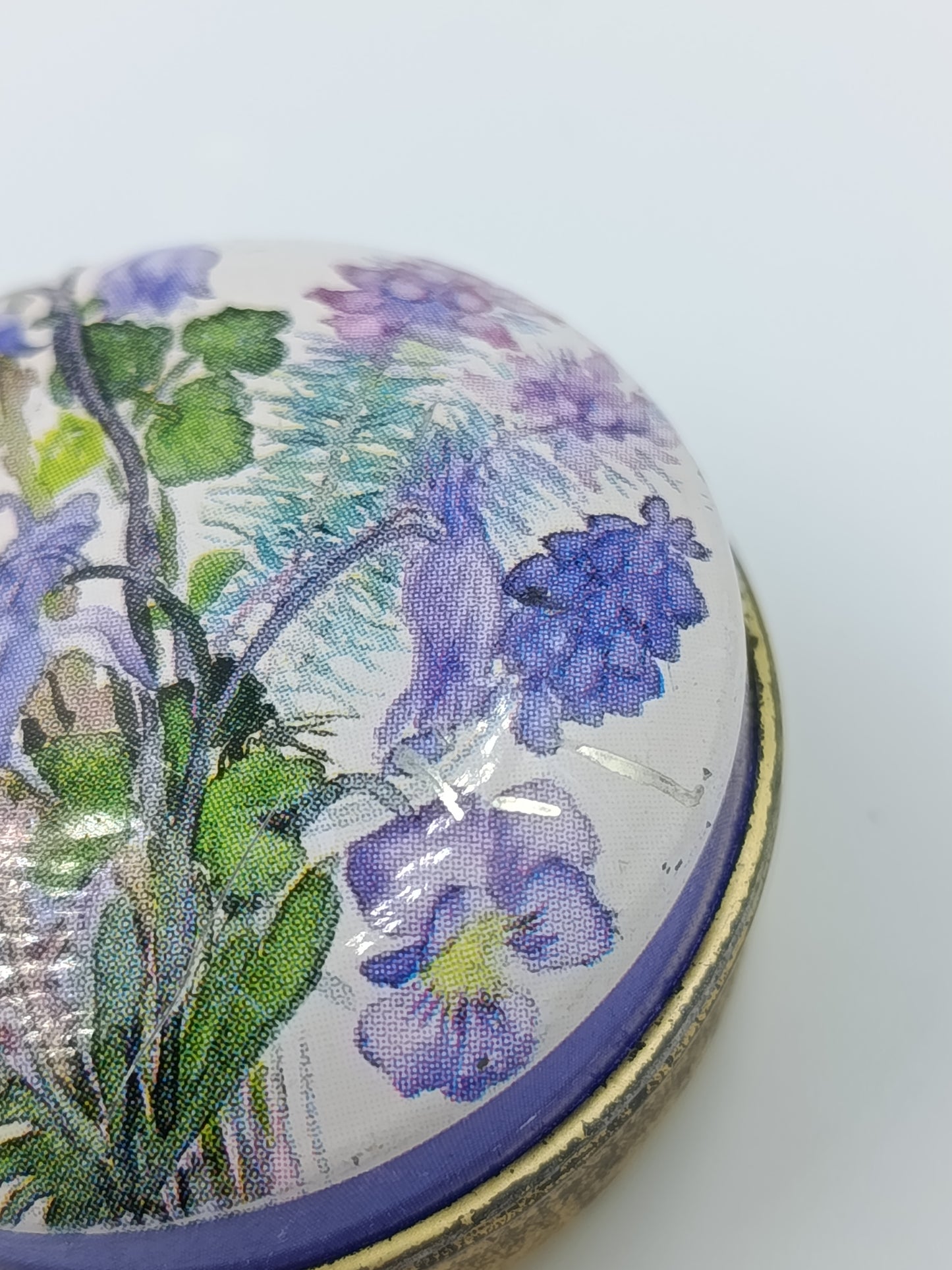Charmante Vintage Pillendose mit Blumenmotiv rund