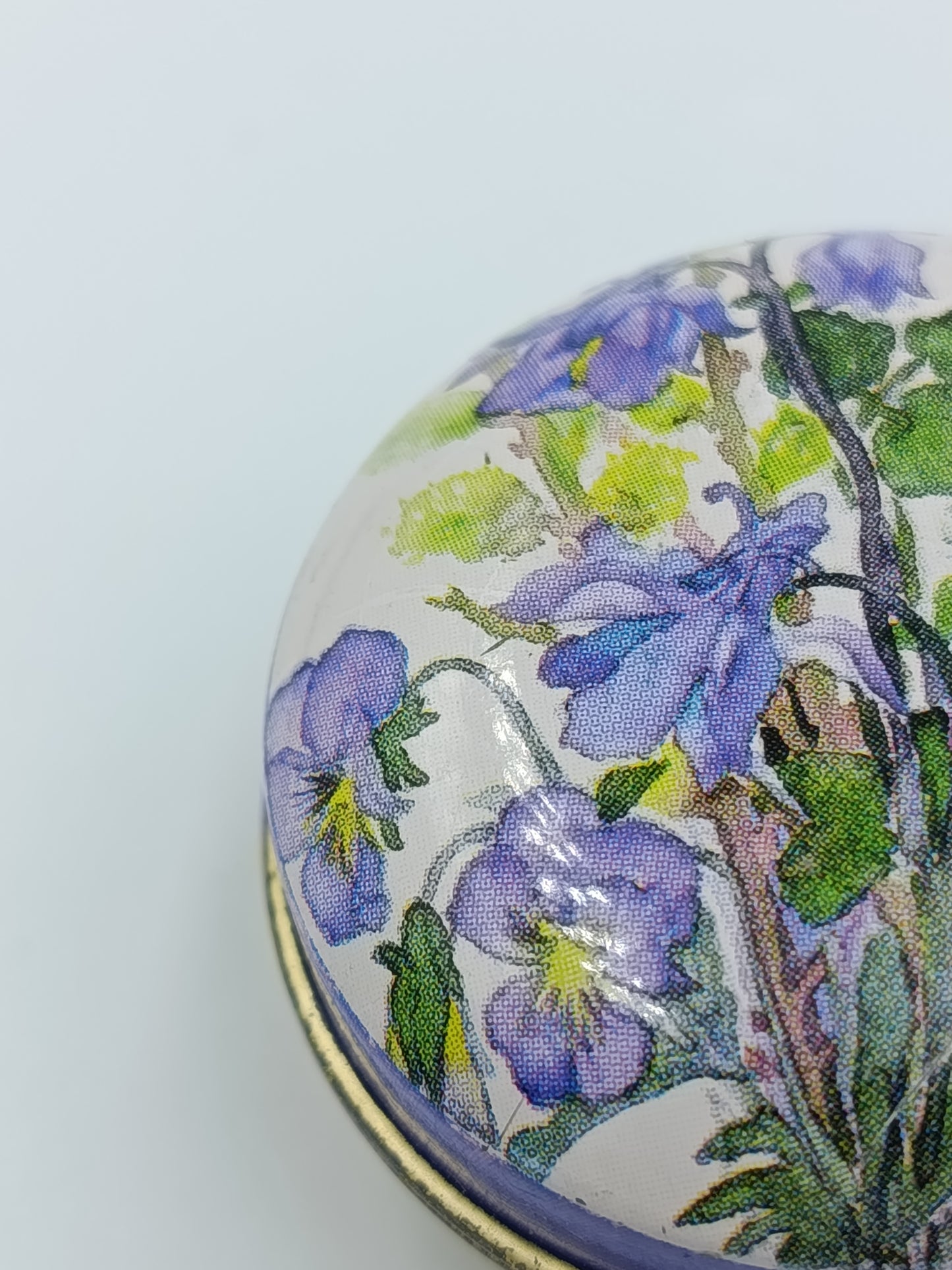 Charmante Vintage Pillendose mit Blumenmotiv rund