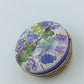 Charmante Vintage Pillendose mit Blumenmotiv rund