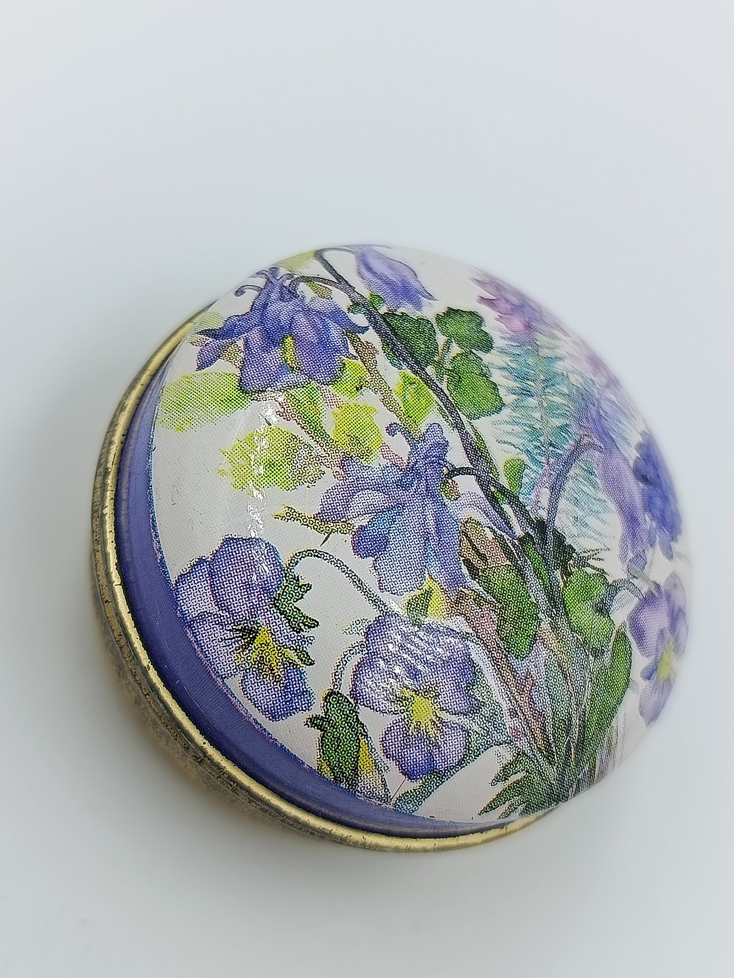 Charmante Vintage Pillendose mit Blumenmotiv rund