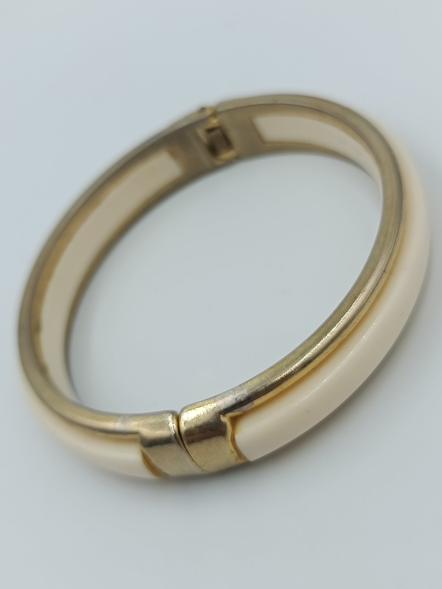 Eleganter Vintage Armreif klappbar creme Gold