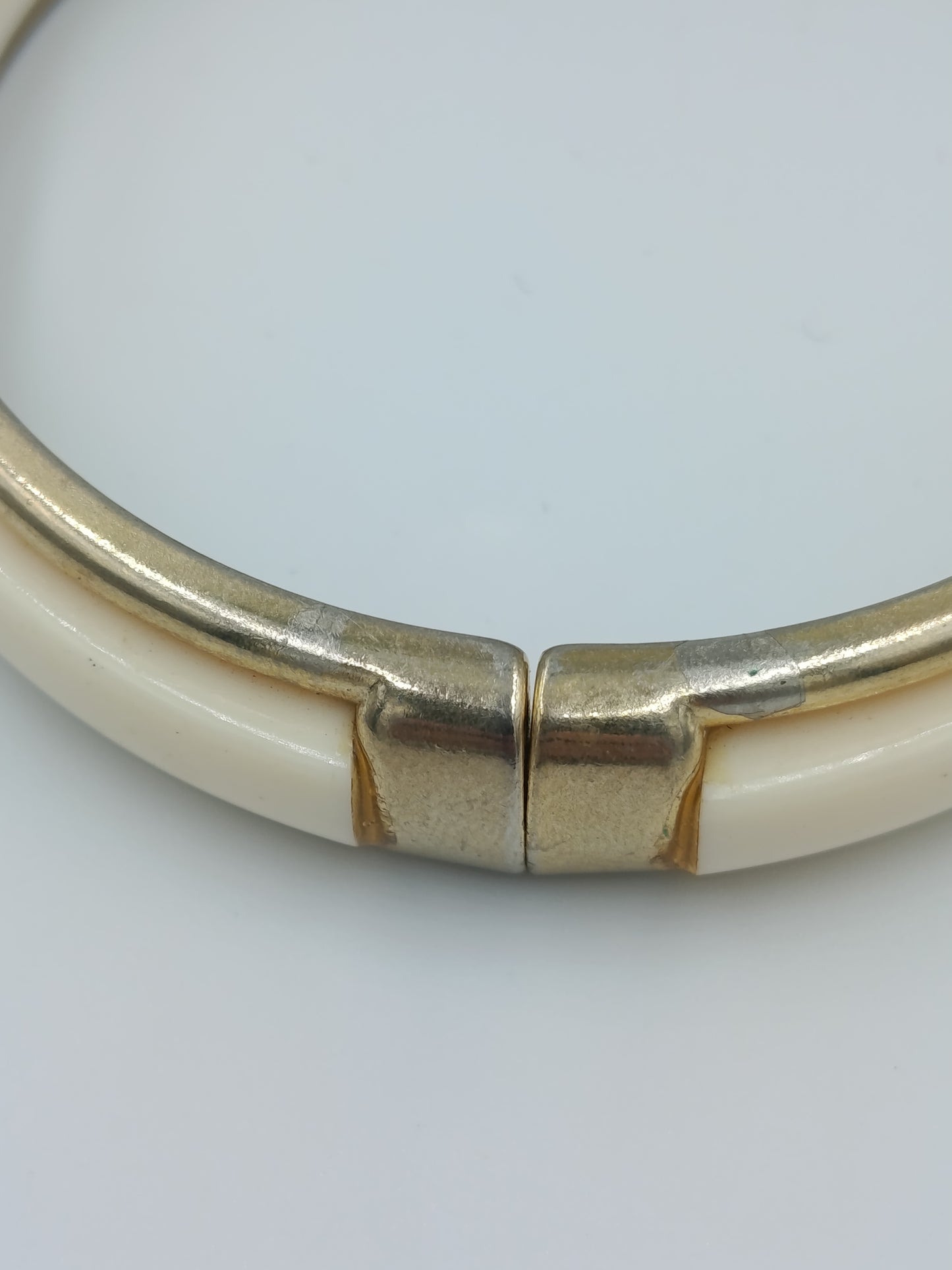 Eleganter Vintage Armreif klappbar creme Gold