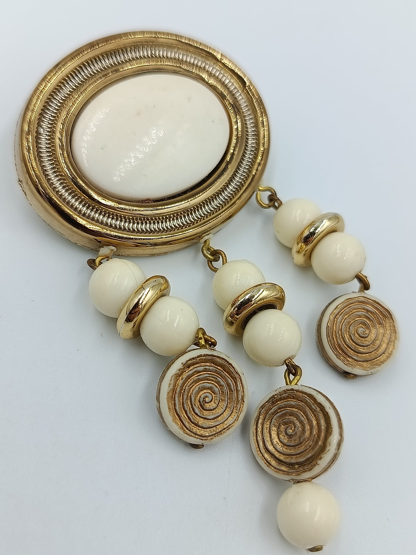 Vintage Brosche Anhänger Goldfarben Perlenoptik Spiral Design
