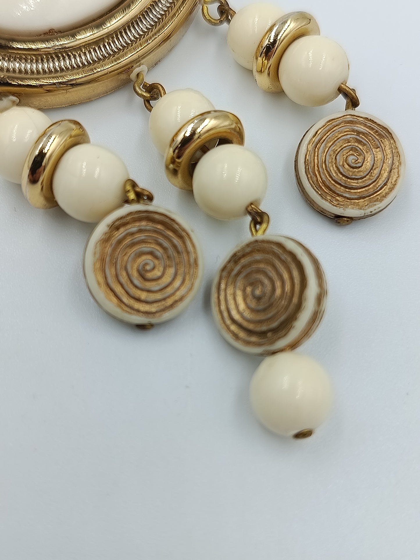 Vintage Brosche Anhänger Goldfarben Perlenoptik Spiral Design