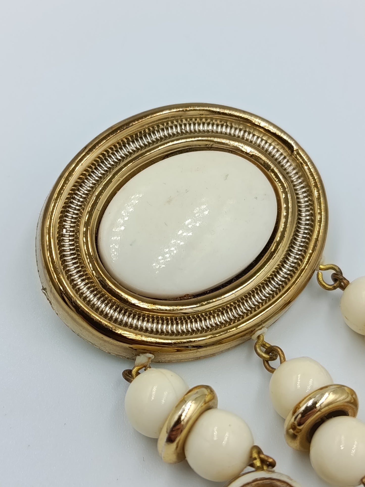 Vintage Brosche Anhänger Goldfarben Perlenoptik Spiral Design