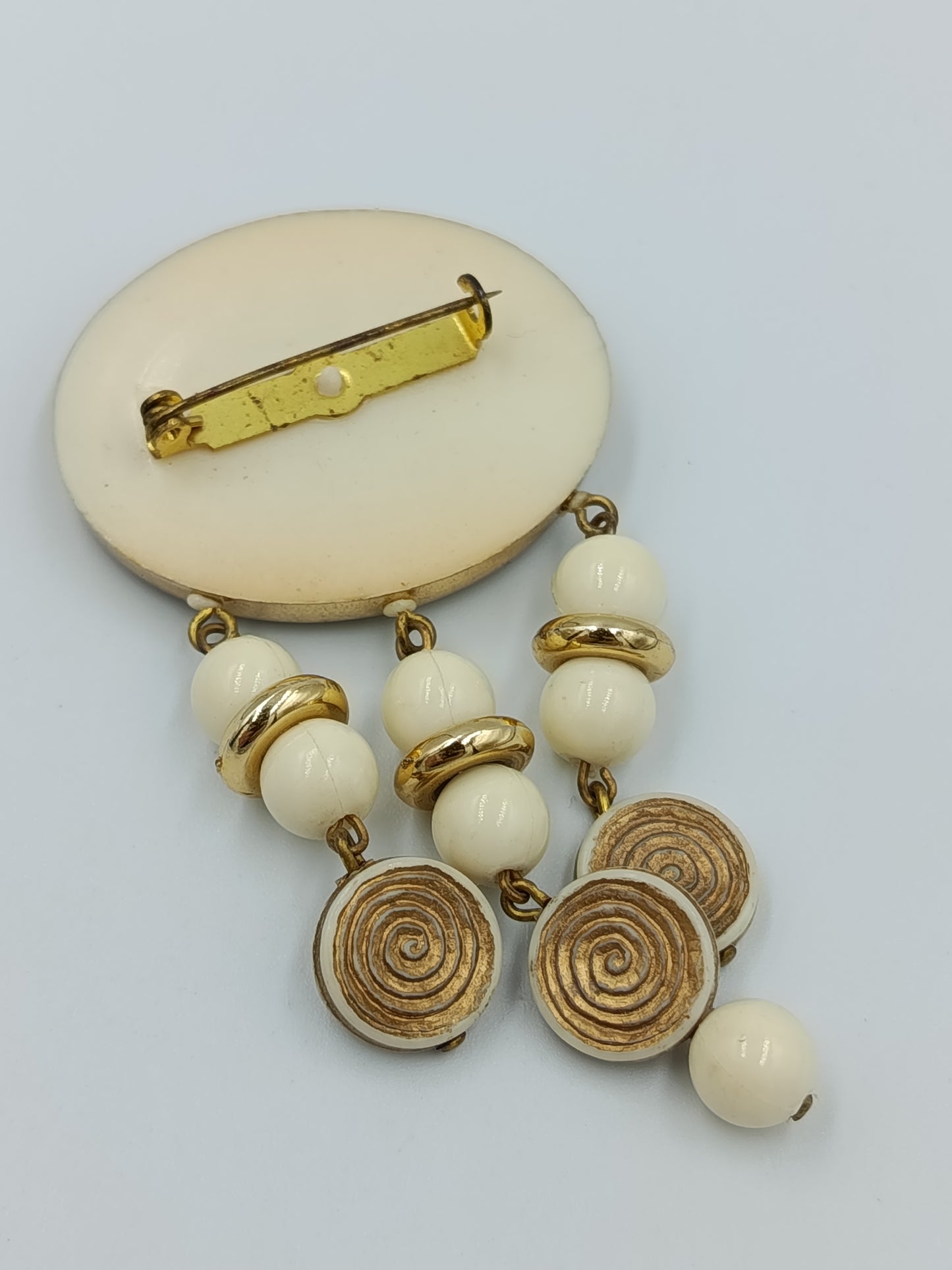 Vintage Brosche Anhänger Goldfarben Perlenoptik Spiral Design