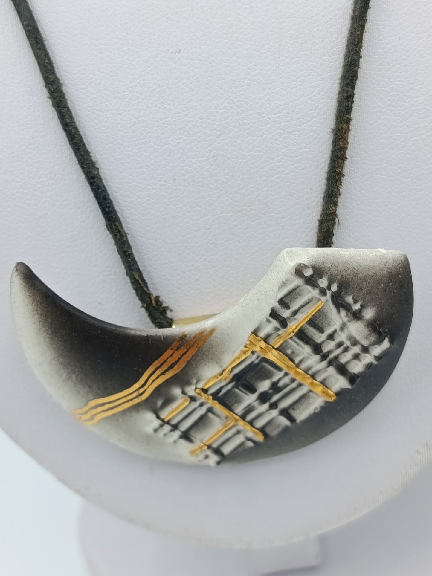 Vintage Statement Kette Anhänger Halbmond Schwarz Gold Lederband