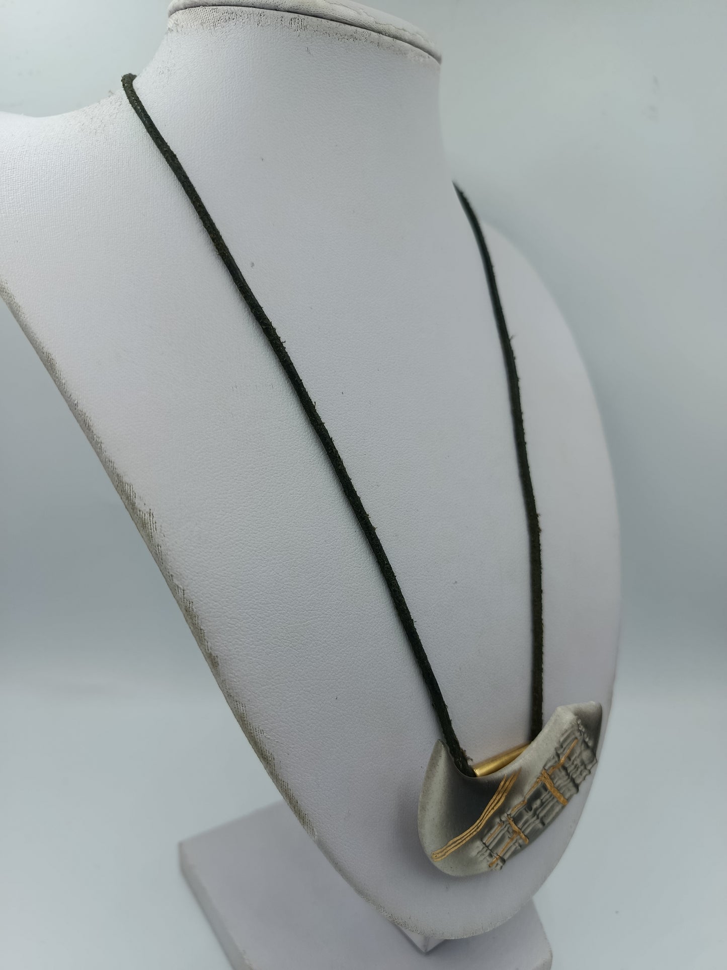 Vintage Statement Kette Anhänger Halbmond Schwarz Gold Lederband