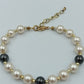Perlenarmband mit schwarzen Akzentenund Goldfarbenem Verschluss elegant