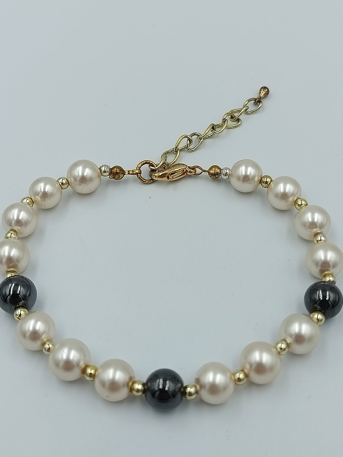 Perlenarmband mit schwarzen Akzentenund Goldfarbenem Verschluss elegant