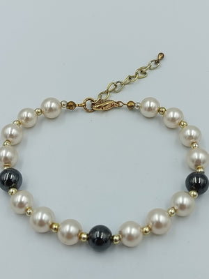 Perlenarmband mit schwarzen Akzentenund Goldfarbenem Verschluss elegant