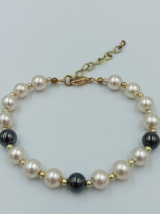 Perlenarmband mit schwarzen Akzentenund Goldfarbenem Verschluss elegant