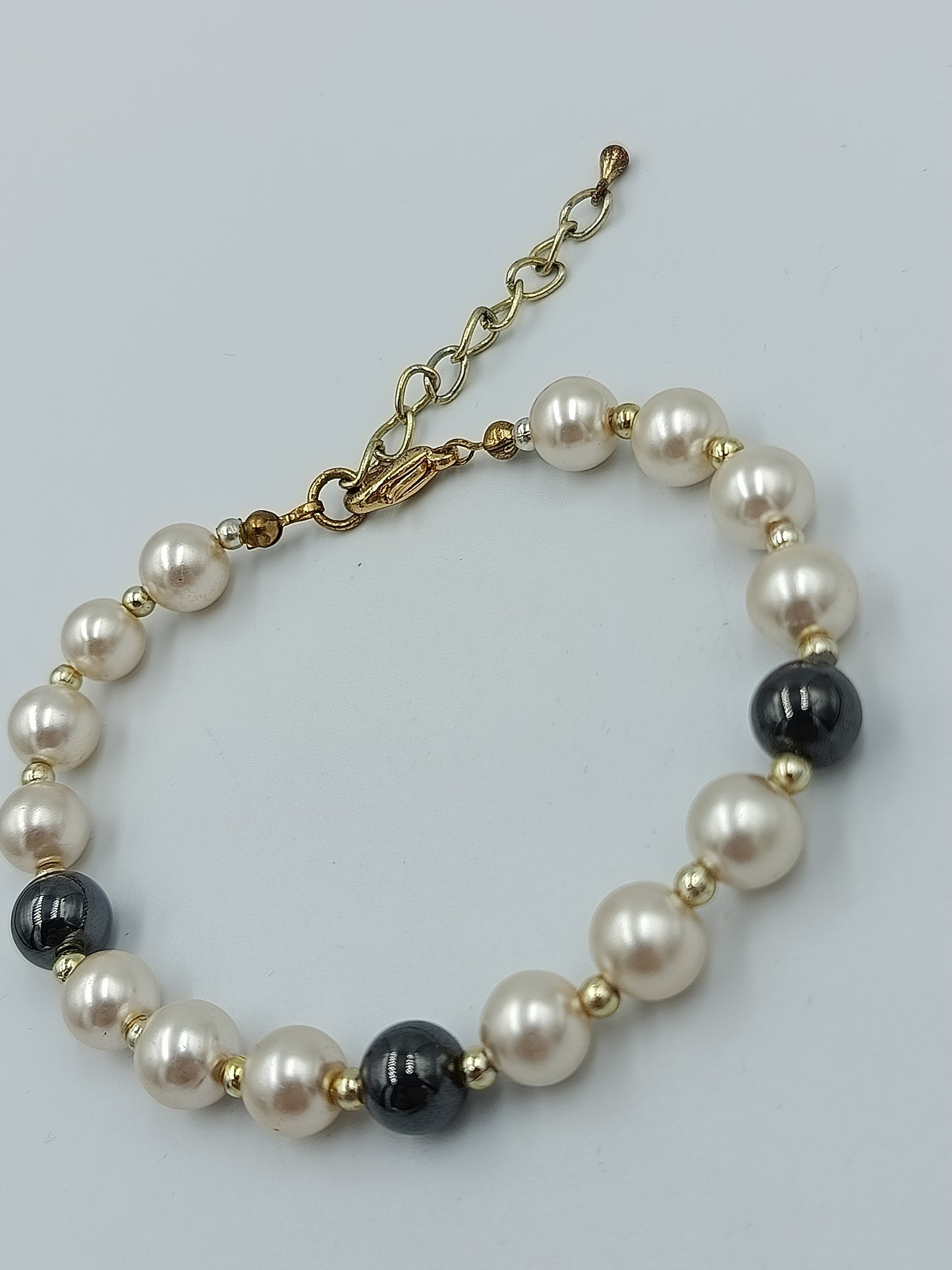 Perlenarmband mit schwarzen Akzentenund Goldfarbenem Verschluss elegant