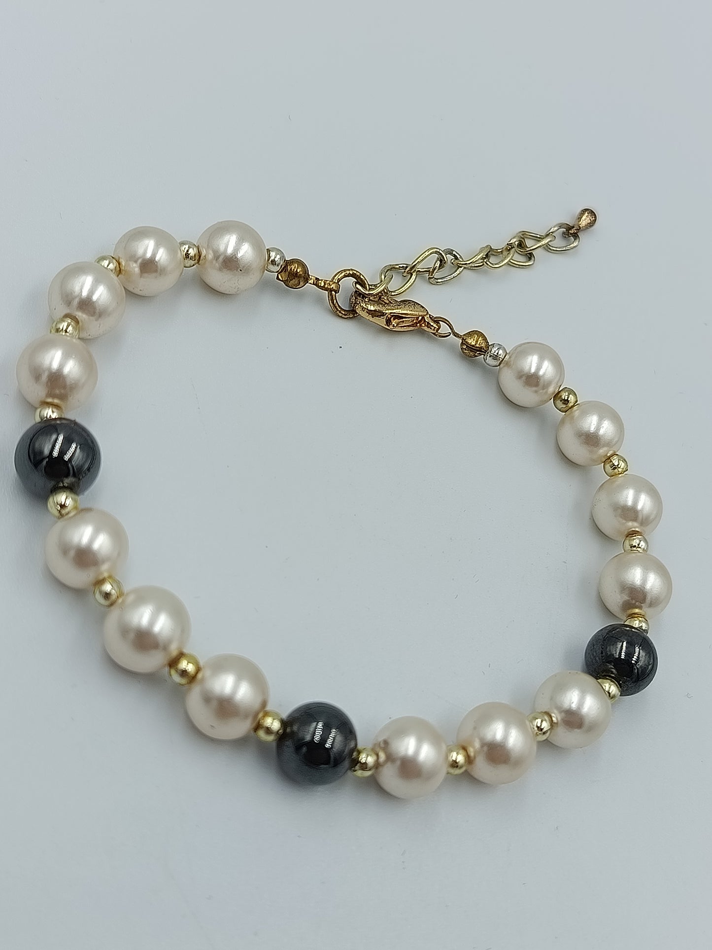 Perlenarmband mit schwarzen Akzentenund Goldfarbenem Verschluss elegant