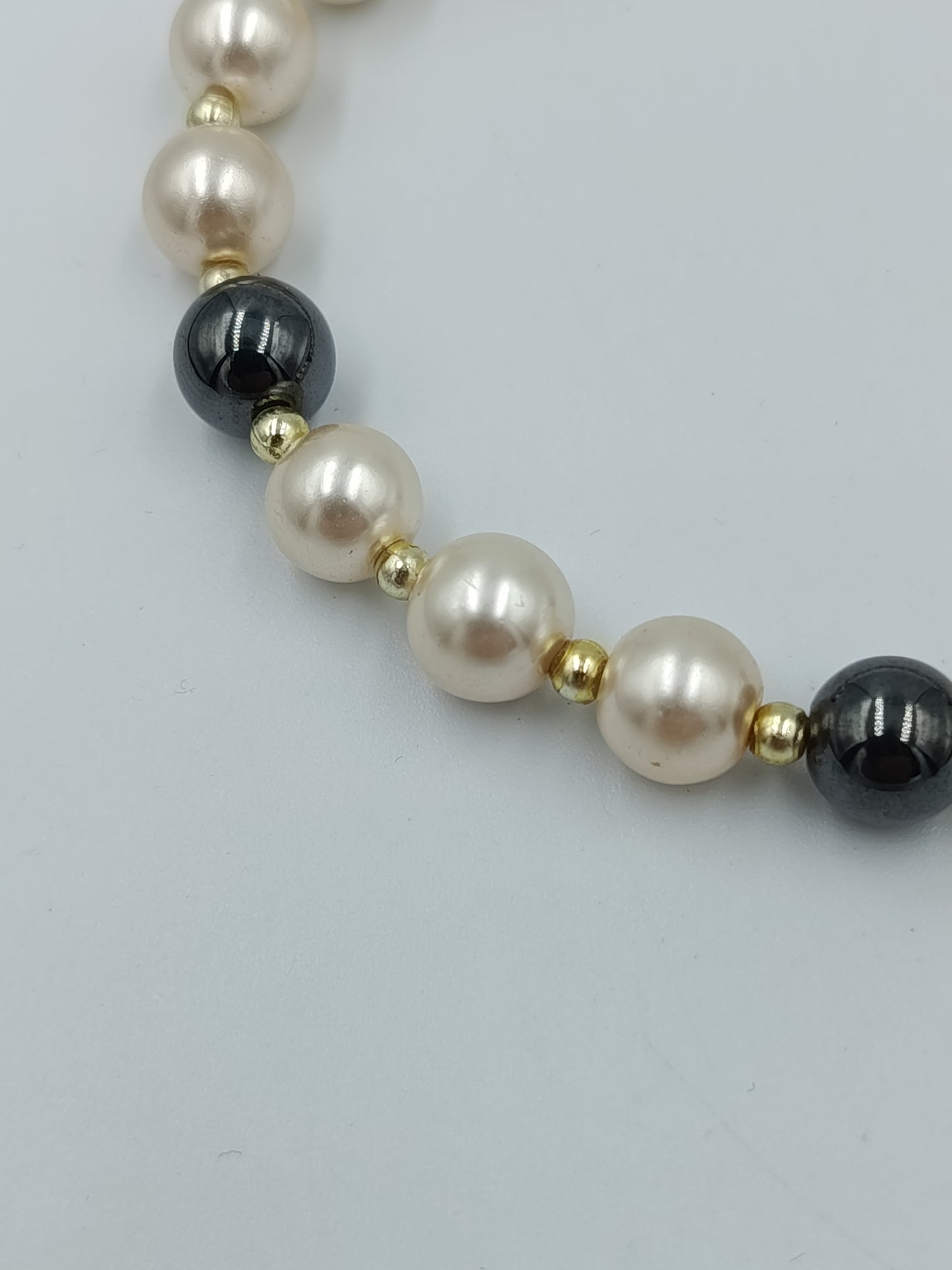 Perlenarmband mit schwarzen Akzentenund Goldfarbenem Verschluss elegant