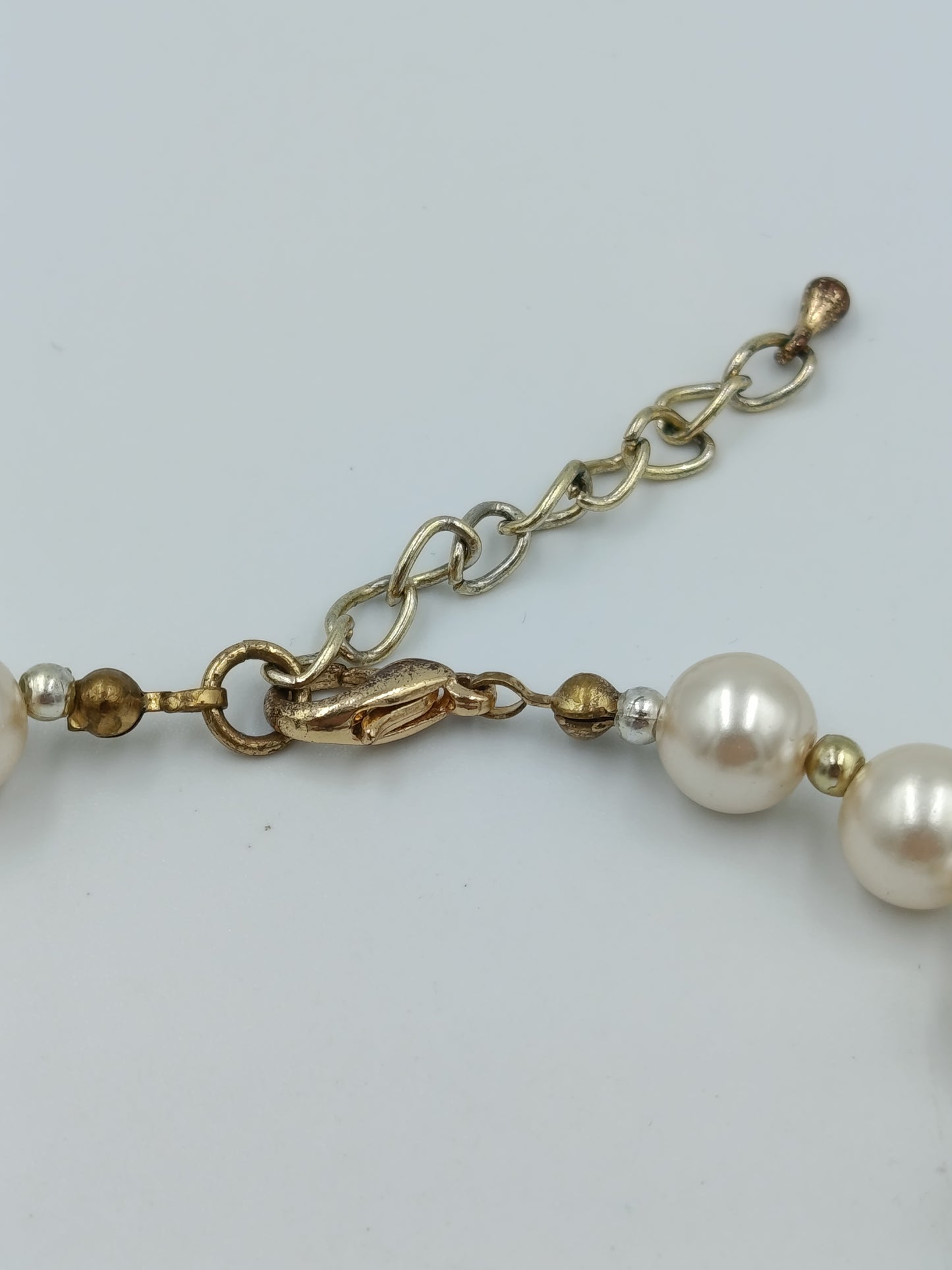 Perlenarmband mit schwarzen Akzentenund Goldfarbenem Verschluss elegant