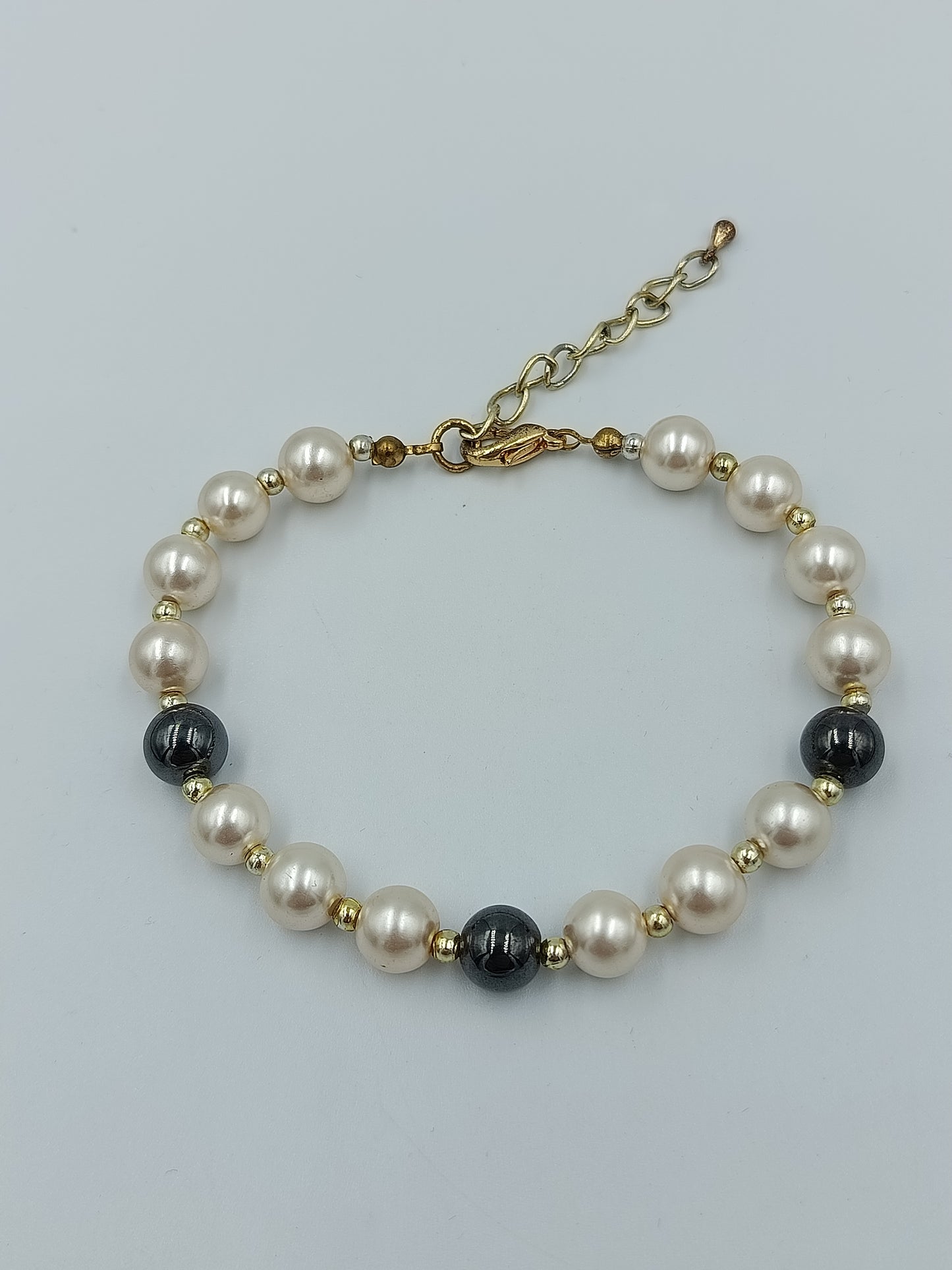 Perlenarmband mit schwarzen Akzentenund Goldfarbenem Verschluss elegant