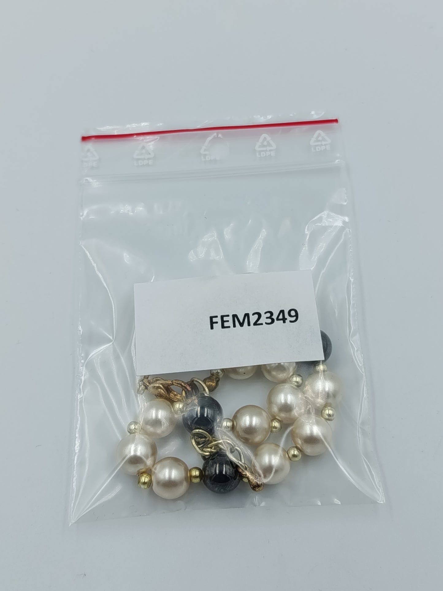 Perlenarmband mit schwarzen Akzentenund Goldfarbenem Verschluss elegant