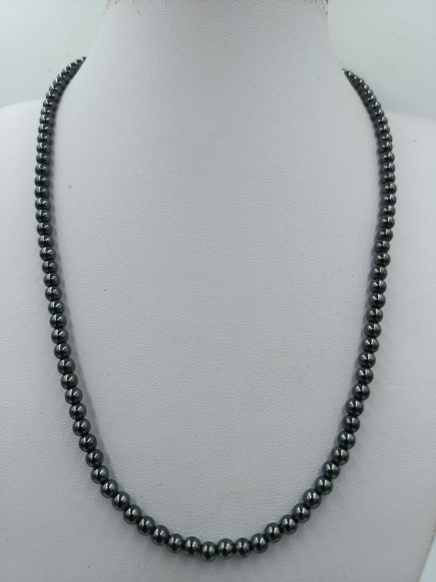 Dunkle Perlenkette grau anthrazit mit goldfarbenem Verschluss elegant