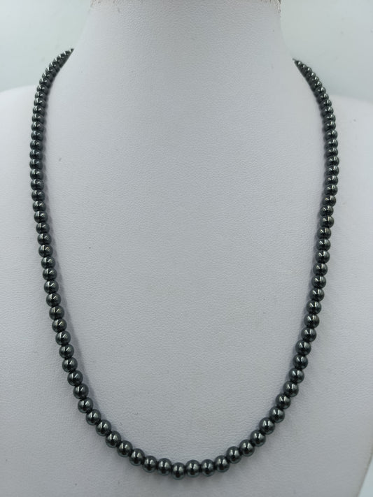 Dunkle Perlenkette grau anthrazit mit goldfarbenem Verschluss elegant