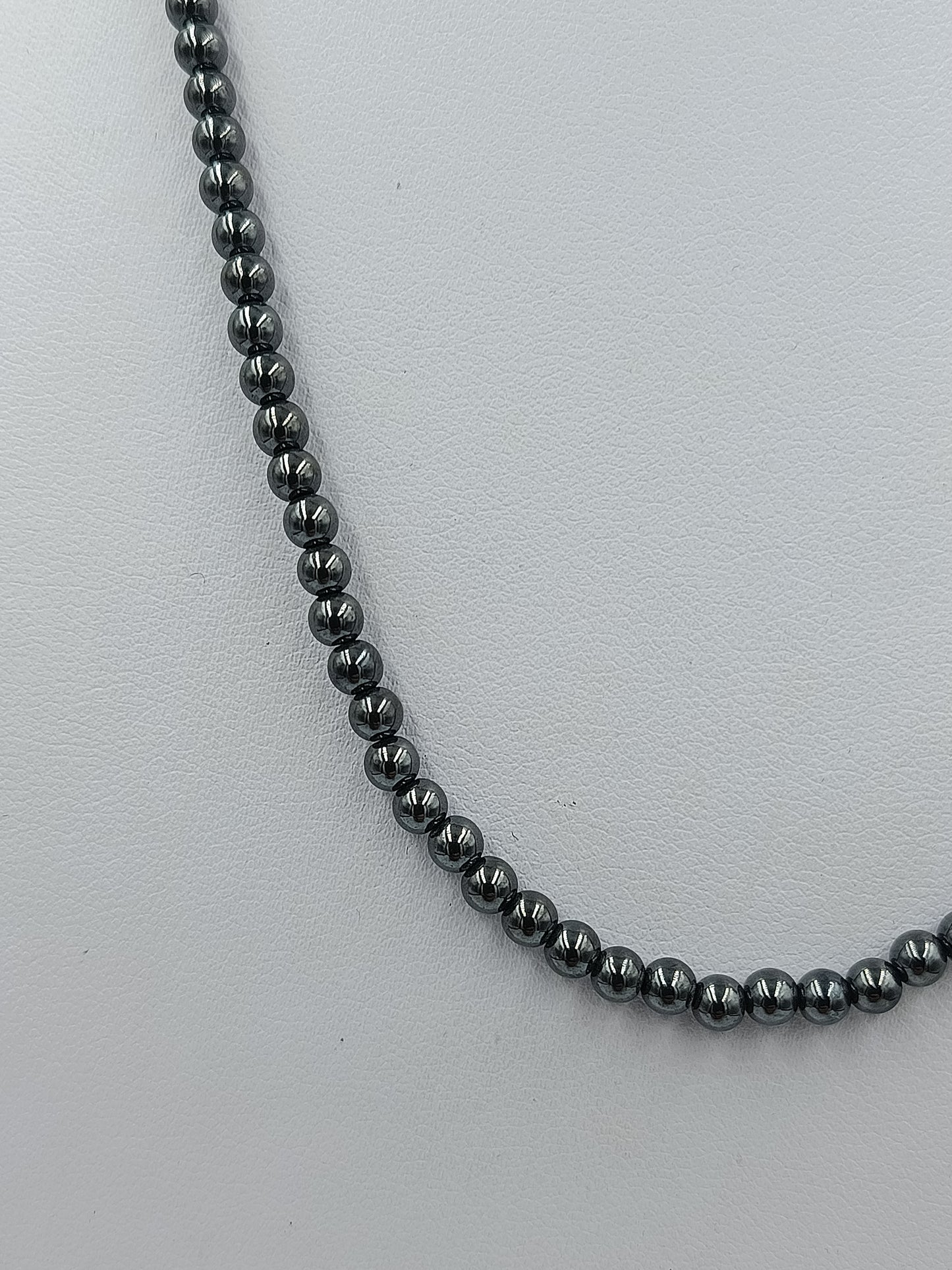 Dunkle Perlenkette grau anthrazit mit goldfarbenem Verschluss elegant