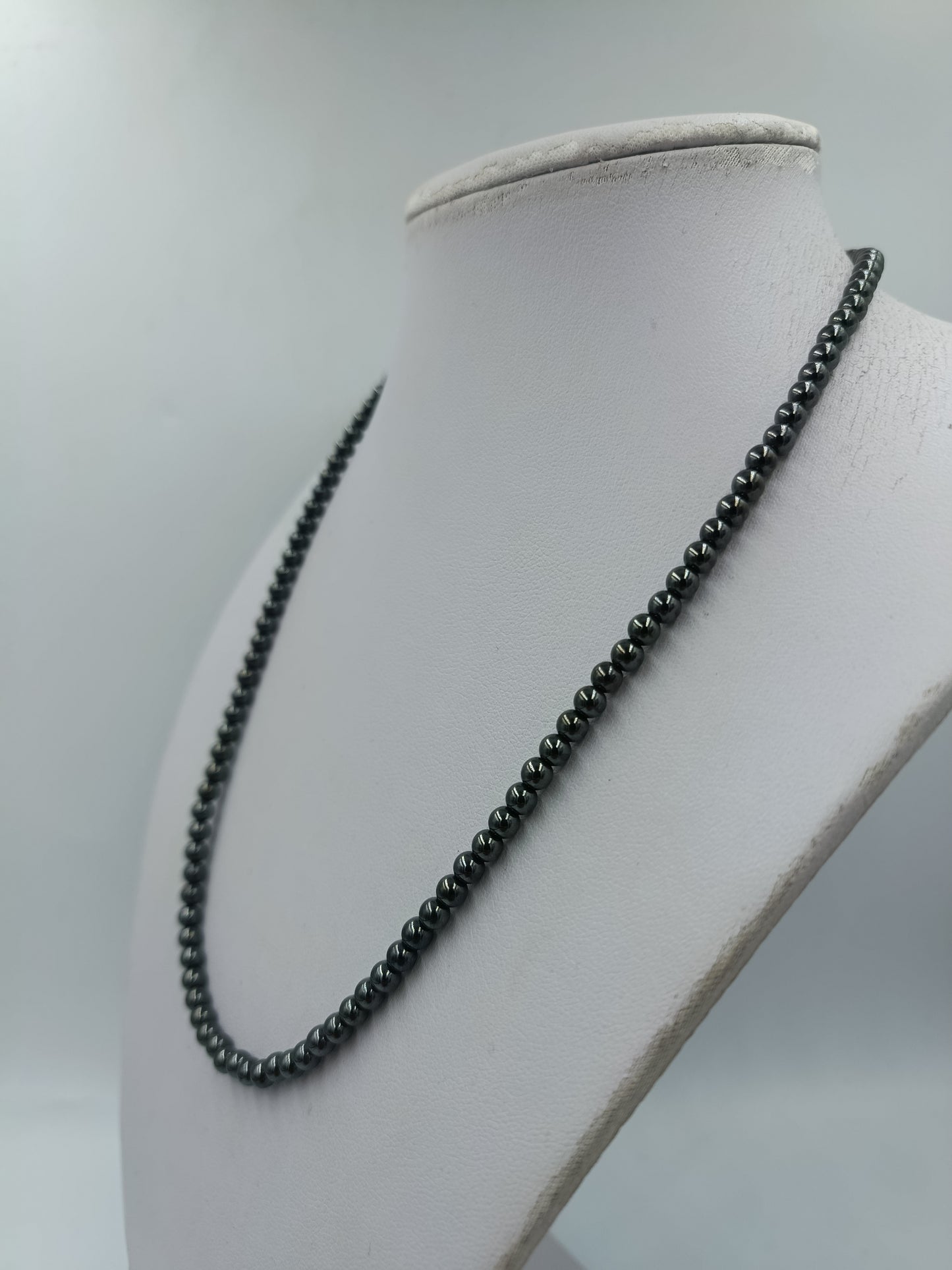Dunkle Perlenkette grau anthrazit mit goldfarbenem Verschluss elegant