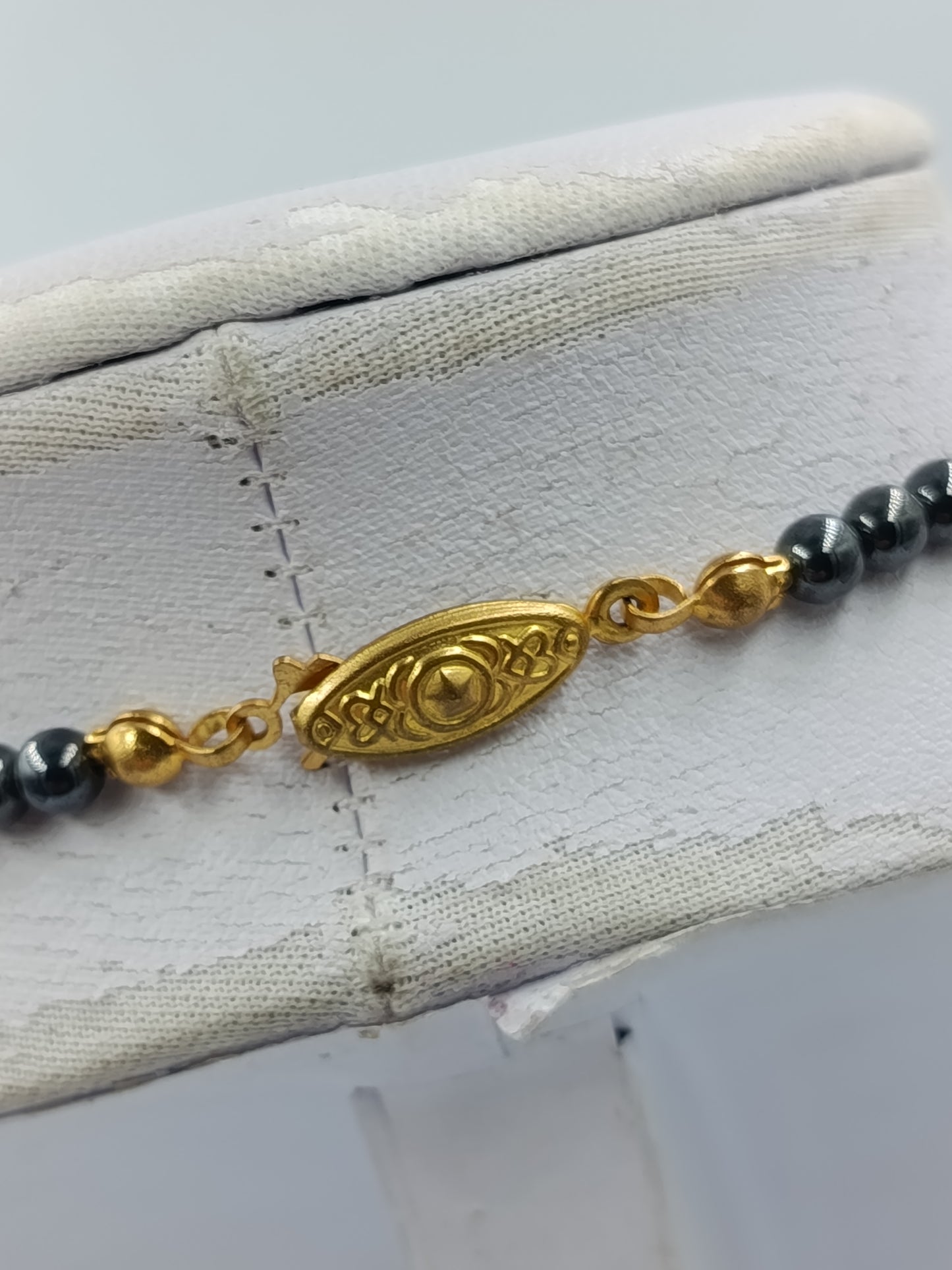 Dunkle Perlenkette grau anthrazit mit goldfarbenem Verschluss elegant