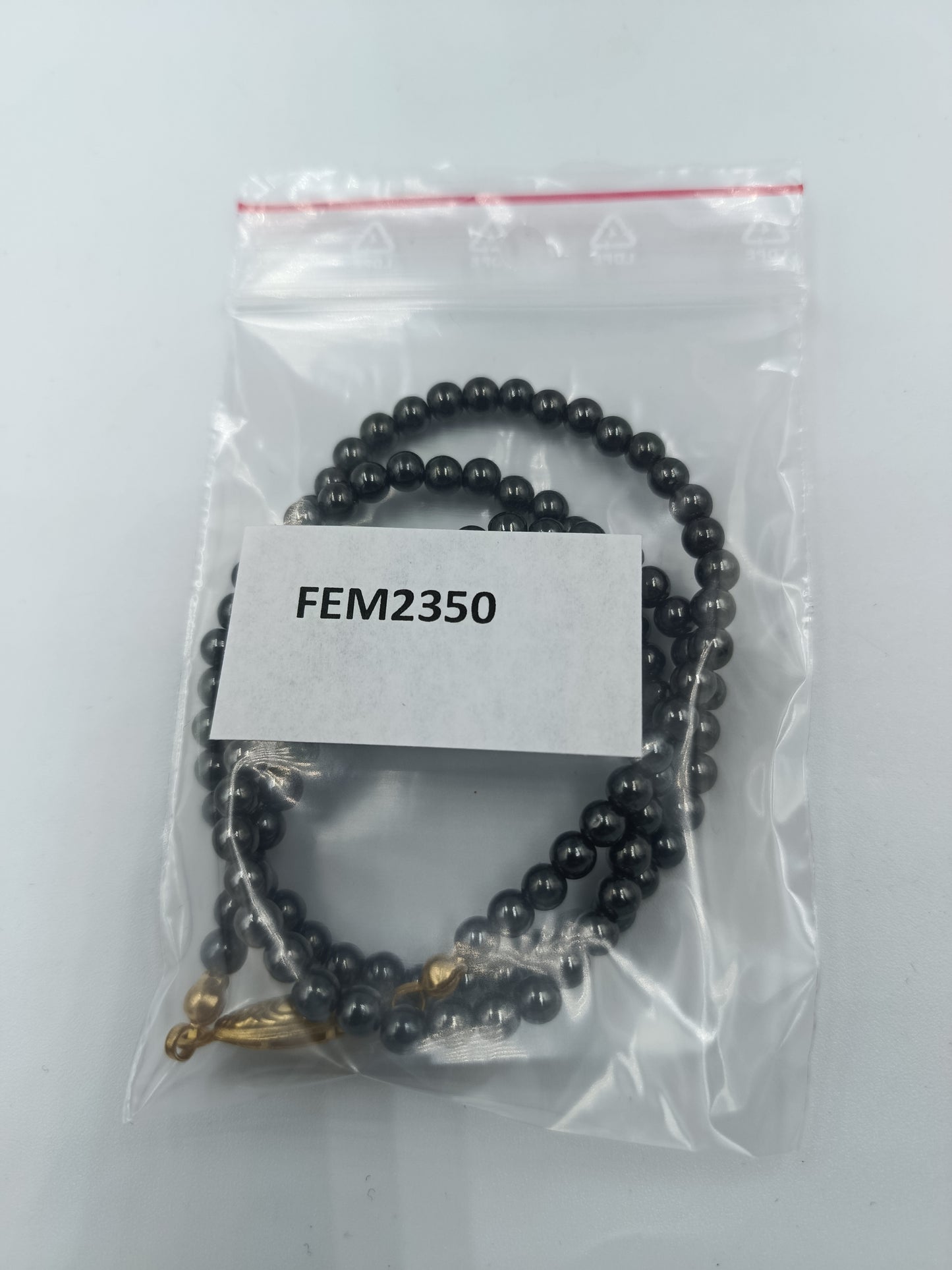 Dunkle Perlenkette grau anthrazit mit goldfarbenem Verschluss elegant